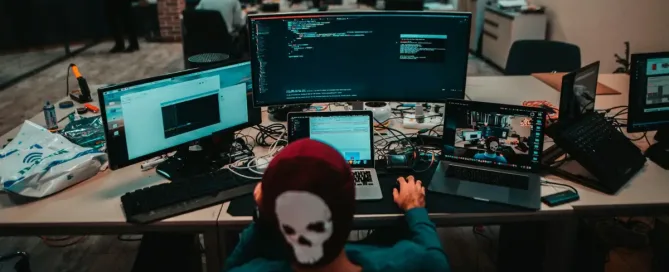 Hacker From Movies: Coder uses 4 monitors simultaneously