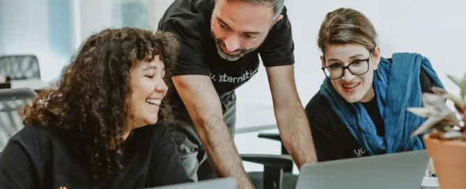 Performance Support in Software Development: Ubiminder coaches junior staff member